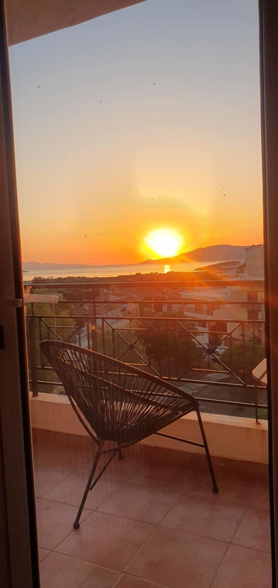 Sea & Mountain Apartment Close To Port And City Lávrion Exteriör bild